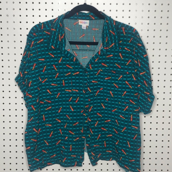 LuLaRoe Amy Top - Lipstick Print - Picture 1 of 1